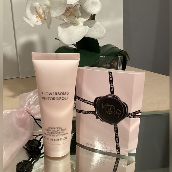Viktor and Rolf Flowerbomb Travel Set - Picture 1 of 9